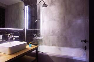 Отель Green Boutique Hotel Тбилиси Номер Делюкс с кроватью размера «queen-size»-1