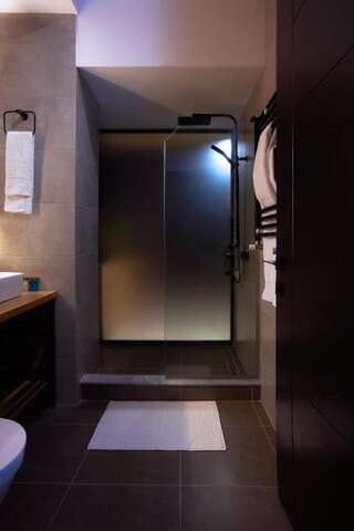 Отель Green Boutique Hotel Тбилиси Номер с кроватью размера «queen-size» и балконом-3