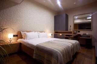 Отель Green Boutique Hotel Тбилиси Номер с кроватью размера «queen-size» и балконом-6