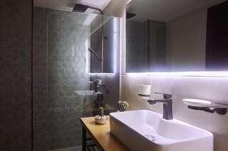 Отель Green Boutique Hotel Тбилиси Номер с кроватью размера «queen-size» и балконом-4