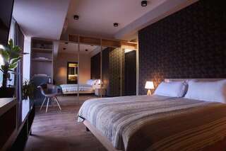 Отель Green Boutique Hotel Тбилиси Номер с кроватью размера «queen-size» и балконом-7
